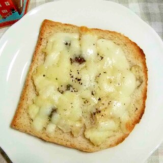 サラダとチーズのトースト